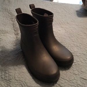 Short black hunter boots